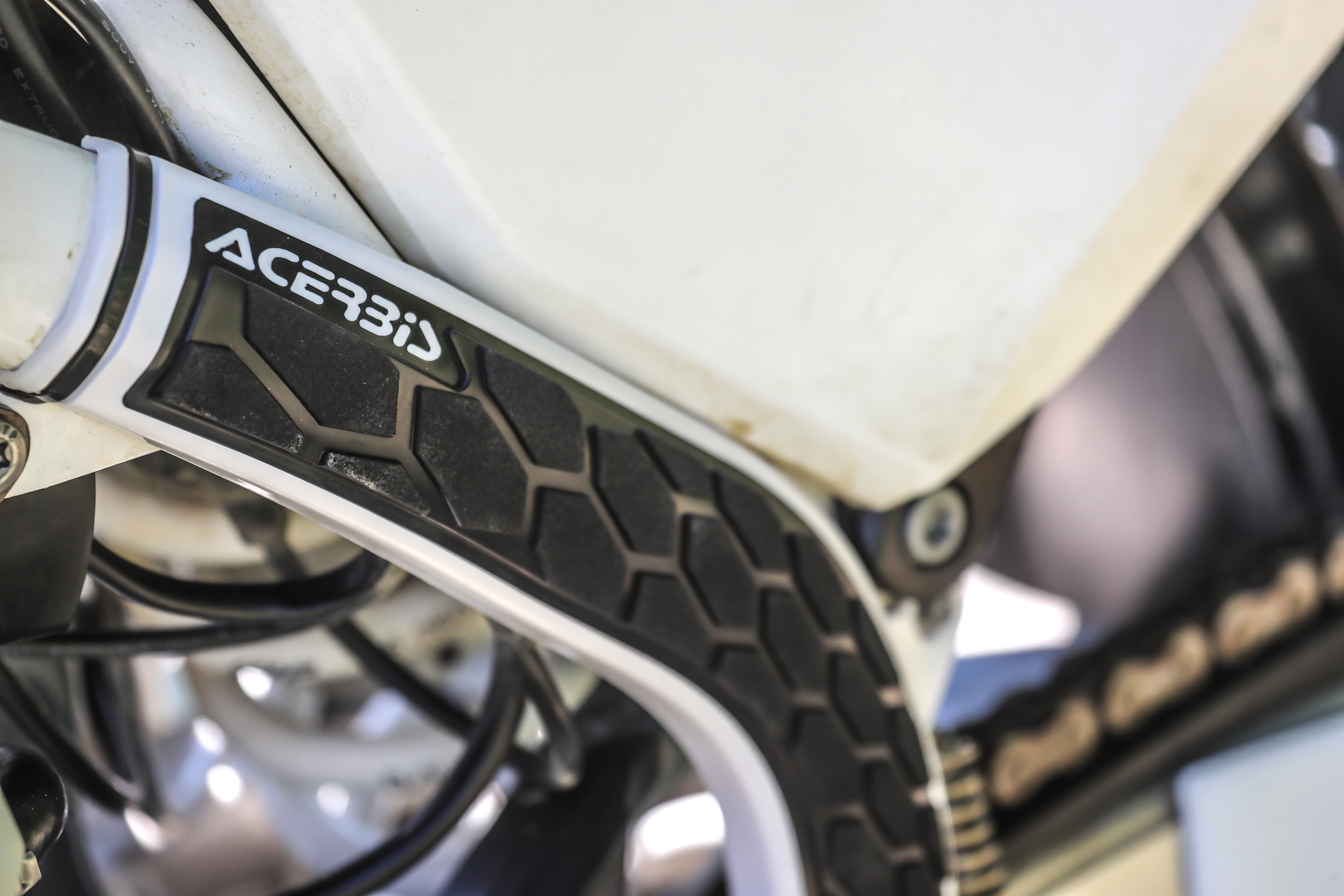 Chrániče rámu Acerbis X-GRIP KTM SX-SXF 16/18 + EXC-EXCF 17/19 + HUSQVARNA FC-TC 16/18 + FE-TE 16/19 - oranžová/čierna